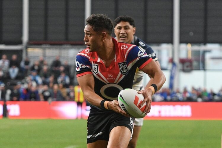 Dolphins strike on halftime to retake lead against Warriors in blockbuster NRL clash