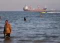 Oil tankers navigate the Strait of Hormuz despite threats from Iran’s Revolutionary Guard
