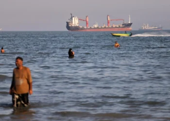 Oil tankers navigate the Strait of Hormuz despite threats from Iran’s Revolutionary Guard