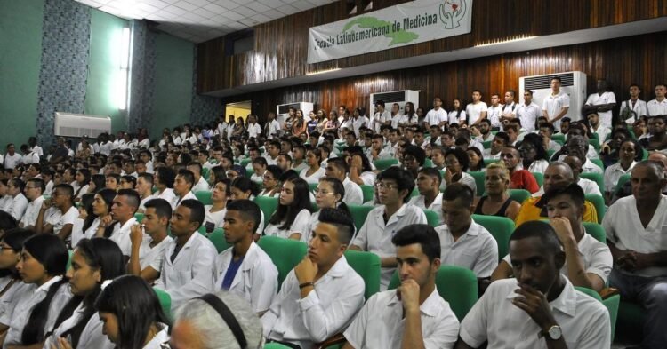 Mexico: A deputy asks to rescue 15 doctors in training in Cuba