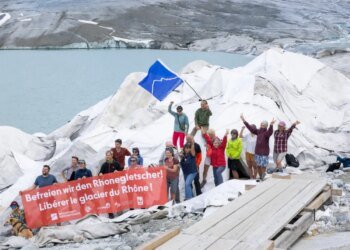 Petition calls for removal of tourist cave at Rhône Glacier