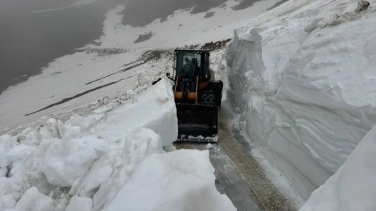 While Europe burns in Turkey in June, snow drifts of more than five meters are clear