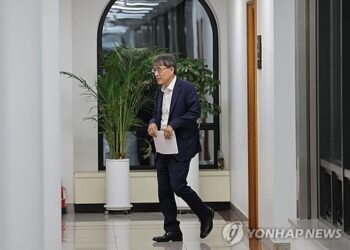 (LEAD) Election watchdog rules out postponing election, revote after ballot shortage in Seoul