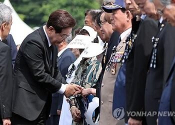 (LEAD) Lee says paying full respects to those killed in service an important ‘social duty’