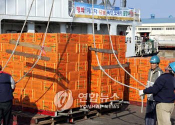 (LEAD) Jeju Province sends dialysis machines, citrus saplings, other supplies to N. Korea
