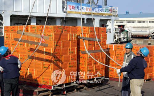 (LEAD) Jeju Province sends dialysis machines, citrus saplings, other supplies to N. Korea