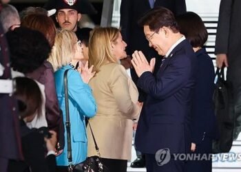 Lee says depending on U.S. for defense no longer valid, will boost economic ties