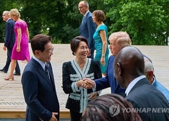 (LEAD) Trump vows to play role in advancing Korean Peninsula issues: Seoul official