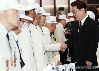 (LEAD) Lee vows to build peaceful Korean Peninsula free from fear of war