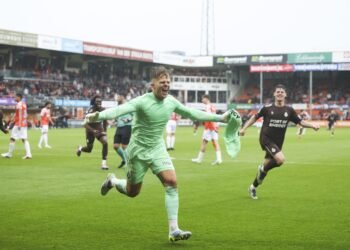 Goalkeeper turns poacher as Koeman hits late penalty for Telstar