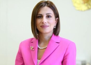 The value of the clothes and jewelry seen in Avanesyan’s photos exceeds $1,000. “People”