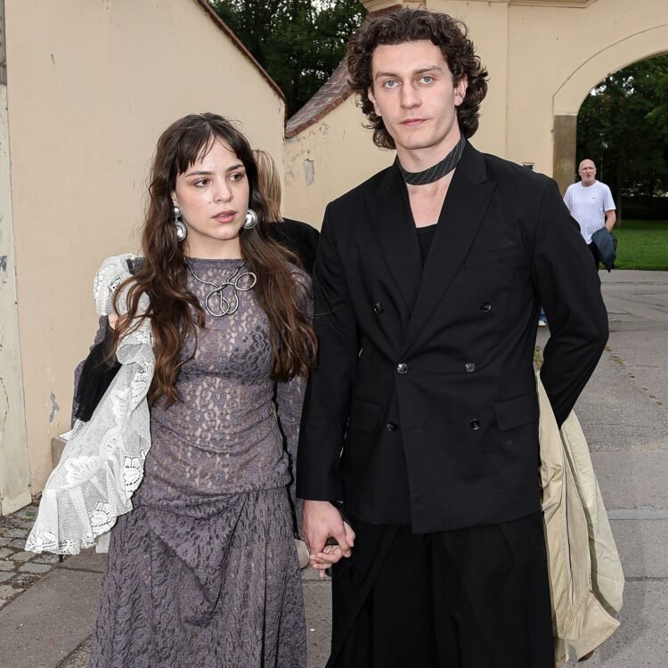 Fashion from the premiere of the musical Klan Baťa: Jirešová mastered the civilian, Janků blue power, and what about Špaček and others? express