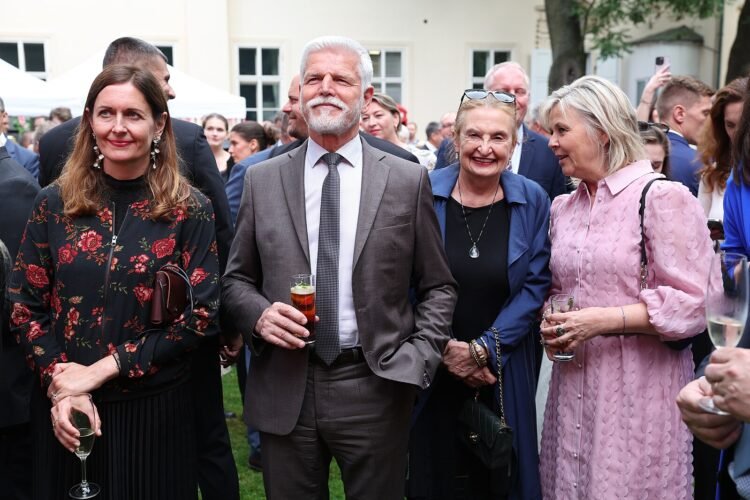 Eva Pavlova shone at the celebration of King Charles III. How did Holubová or Morávková do? express