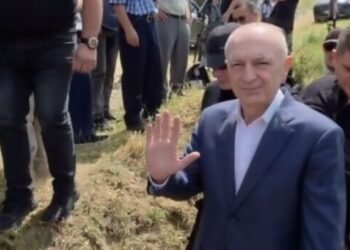 VIDEO/ Accompanied by the police force, Ilir Meta arrives in the village of Çepan, participates in the funeral ceremony of his father