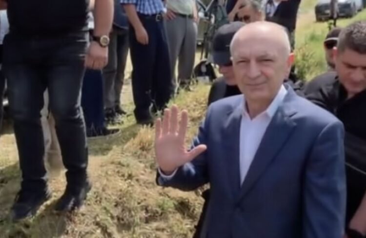 VIDEO/ Accompanied by the police force, Ilir Meta arrives in the village of Çepan, participates in the funeral ceremony of his father