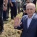 VIDEO/ Accompanied by the police force, Ilir Meta arrives in the village of Çepan, participates in the funeral ceremony of his father