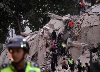 At least 32 dead, more than 700 injured after powerful earthquakes strike Caracas