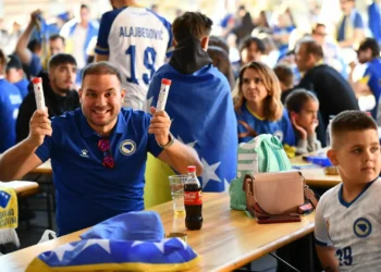 (VIDEO) Sarajevo in blue and yellow: Fan zone full of fans before the Dragons match