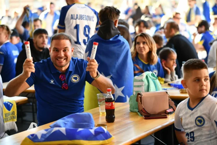 (VIDEO) Sarajevo in blue and yellow: Fan zone full of fans before the Dragons match