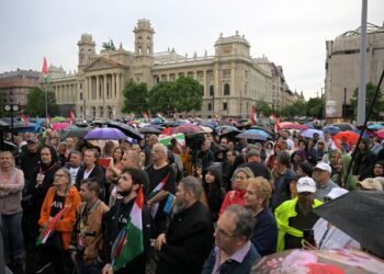 “TRAITOR!” Protesters March against Péter Magyar’s Betrayal with the Migration Pact