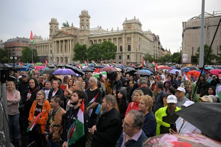 “TRAITOR!” Protesters March against Péter Magyar’s Betrayal with the Migration Pact