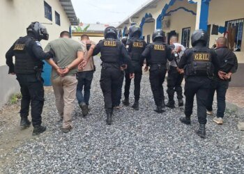What is the “El Carpintero” structure accused of attacking PNC agents with bullets in Izabal?