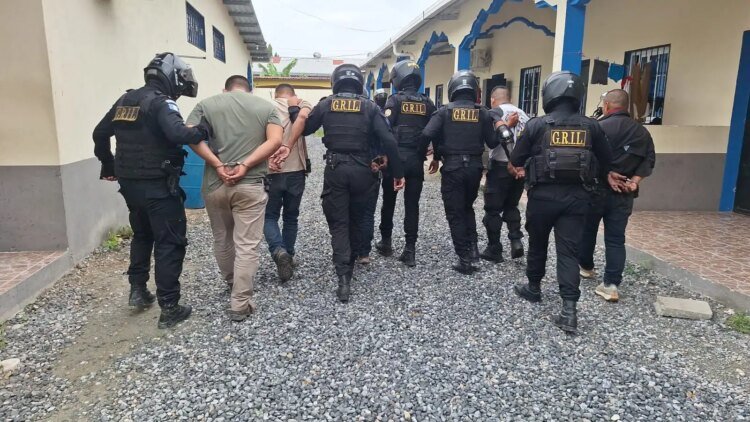What is the “El Carpintero” structure accused of attacking PNC agents with bullets in Izabal?