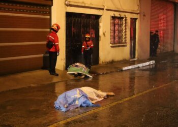 Subjects dressed as police officers break into a home and execute three people in zone 3 of the capital