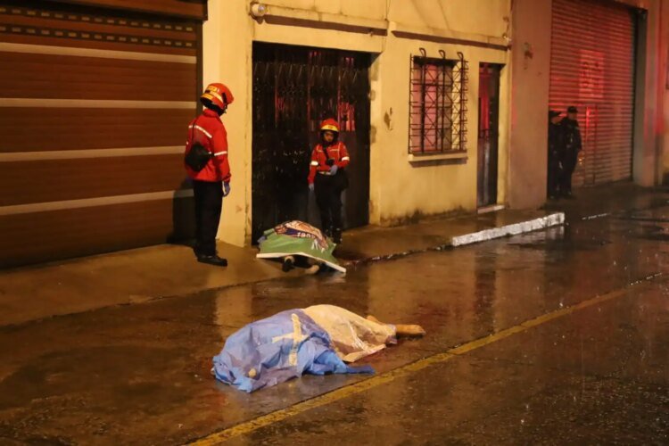 Subjects dressed as police officers break into a home and execute three people in zone 3 of the capital