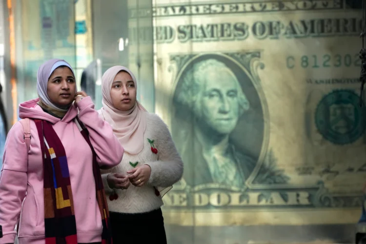 Dollar rises on AI boom and Fed shift, despite Trump impact