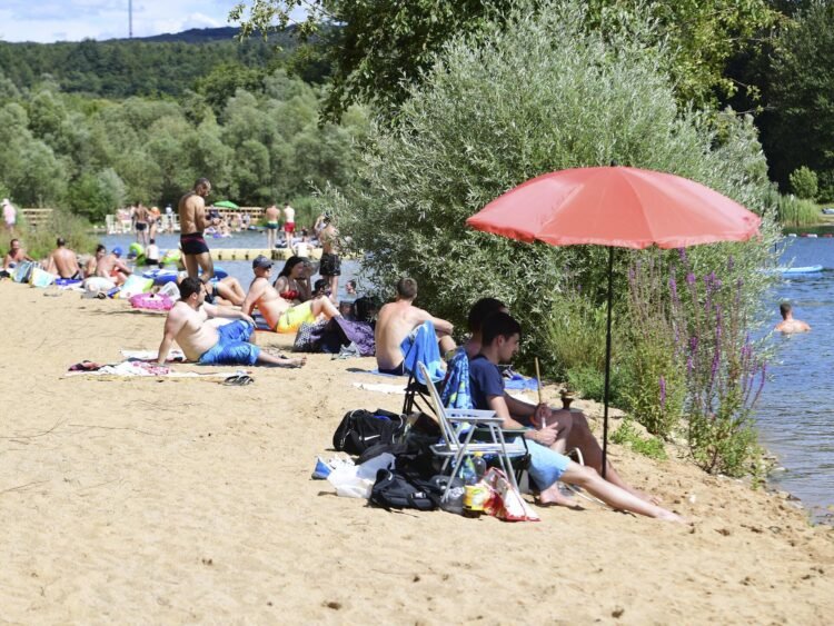Tageblatt.lu | heat wave | “We went down happily”: record crowds at the Remersch excavator ponds
