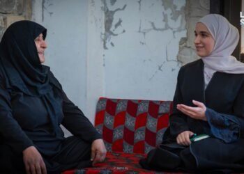 First Lady Latifa al-Droubi meets Idlib school principal recognized for community work