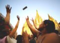 VIDEO | Barcelona Cathedral was ‘bombarded’ with 100,000 songs written in memory of the victims of the civil war