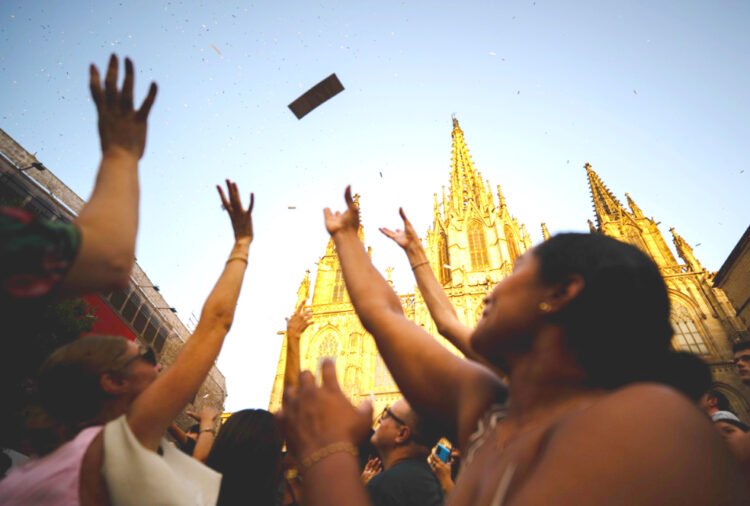 VIDEO | Barcelona Cathedral was ‘bombarded’ with 100,000 songs written in memory of the victims of the civil war