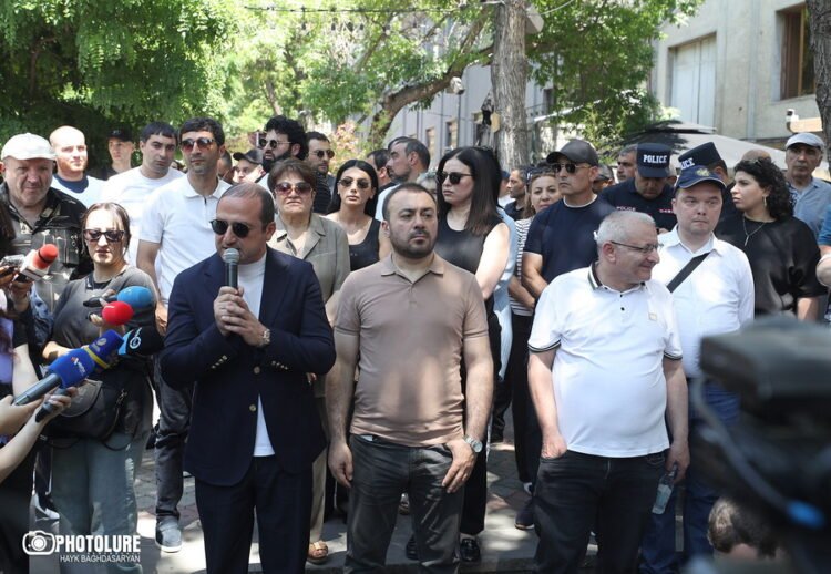 “They asked us to wait a day.” PAP delegates are dissatisfied with the meeting with CEC members, and Vahagn Hovakimyan was presented with painting supplies