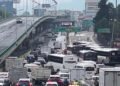 Public transport operators block Periférico Norte