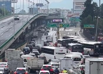 Public transport operators block Periférico Norte