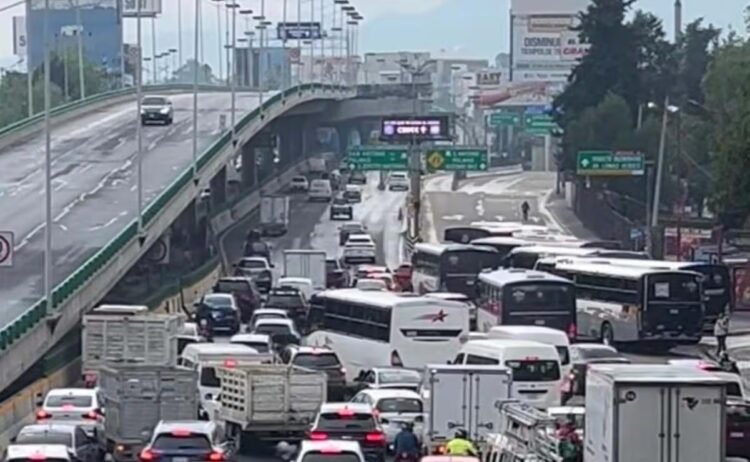 Public transport operators block Periférico Norte
