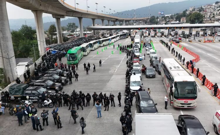 CNTE goes to the Tlalpan booth to demand the release of the Ayotzinapa parents; follow here minute by minute