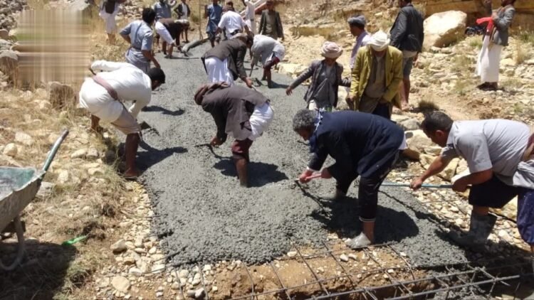 A community initiative to repair a road in Bani Sarim, Amran – Al-Thawra Net