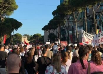The 5th protest in a row, citizens protest again at the Prime Minister’s Office with the slogan: Rama in prison, Berisha in prison – Shqip.com