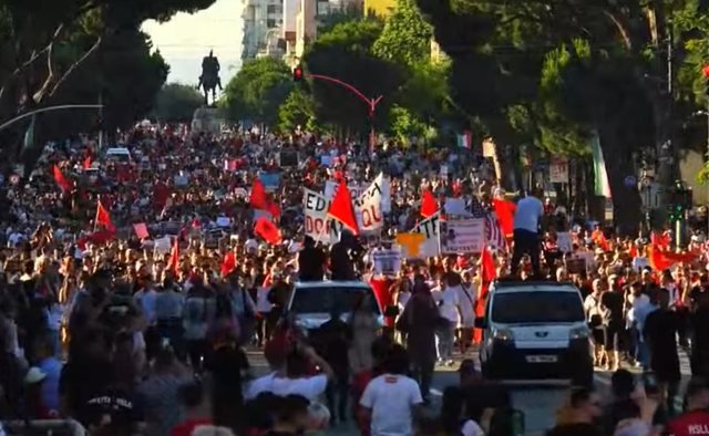 The 8th day of the protest, citizens gather in front of the Prime Minister’s Office: Rama in prison, Berisha in prison – Shqip.com