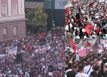Grand rally in front of the Prime Minister’s Office Protester: We are here for the overthrow of Edi Rama – Shqip.com