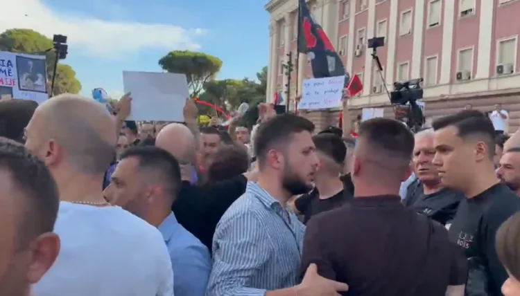 Tension in the rally in front of the Prime Minister’s Office, protesters clash with FRPD members, demand to leave with calls ‘the opposition has sold out’ – Shqip.com