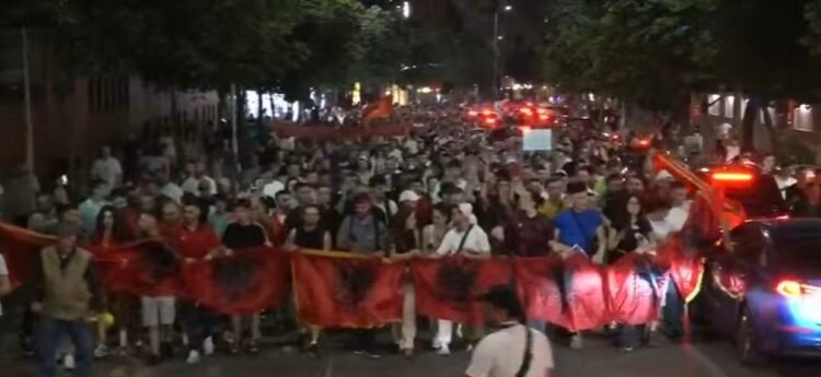 Four hours of marching in Tirana, the protesters do not stop. They are also supported by citizens on the streets of the capital! They are shouting: Rama in prison! – Shqip.com