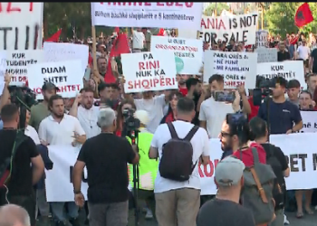 Today, the 11th citizen’s protest in Tirana/ Citizens fill the square and demand the removal of Rama, the protester: Albania belongs to the people, not to those in power – Shqip.com