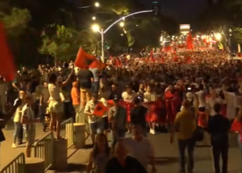 “Tomorrow more!”/ The rally in front of the Prime Minister’s Office ends, the protesters start the march in the streets of Tirana – Shqip.com