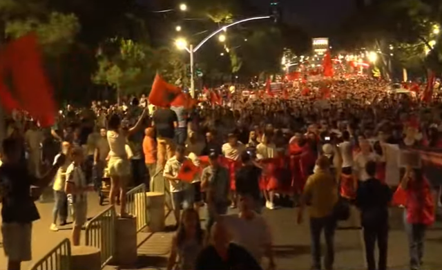 “Tomorrow more!”/ The rally in front of the Prime Minister’s Office ends, the protesters start the march in the streets of Tirana – Shqip.com