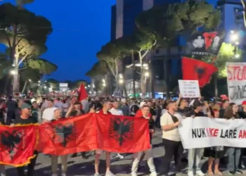 The 12th day of the protest, the citizens start the march in the streets of the capital, a part still with speeches in front of the Prime Minister – Shqip.com