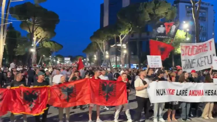 The 12th day of the protest, the citizens start the march in the streets of the capital, a part still with speeches in front of the Prime Minister – Shqip.com